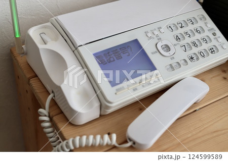古くて汚れているFAX付きの固定電話　プッシュボタン式電話機 124599589