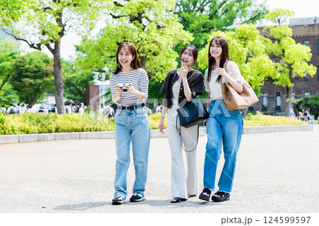 女子旅  カメラを持って大阪城を観光する若い女性 124599597