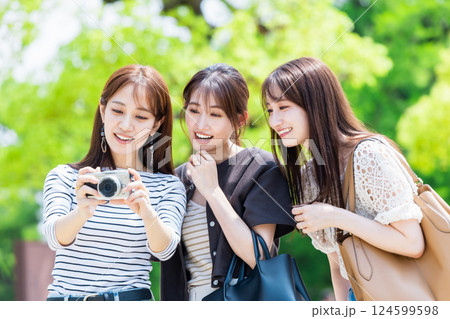 女子旅  カメラを持って観光する若い女性 124599598
