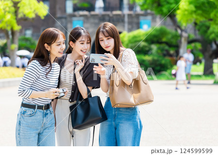 女子旅  大阪城公園で自撮りする若い女性達 124599599