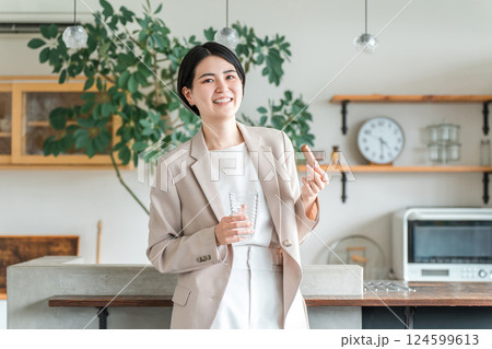 朝食,間食でプロテインバー,栄養バーを食べるスーツ姿の若いアジア人女性 朝食,間食でプロテインバー,栄養バーを食べるスーツ姿の若いアジア人女性 124599613