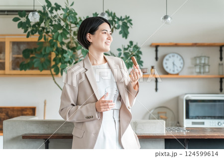 朝食,間食でプロテインバー,栄養バーを食べるスーツ姿の若いアジア人女性 朝食,間食でプロテインバー,栄養バーを食べるスーツ姿の若いアジア人女性 124599614
