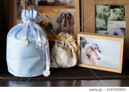 部屋に飾ってある愛犬の遺骨と写真立て　ミニチュアダックス 124599903