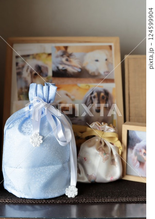 部屋に飾ってある愛犬の遺骨と写真立て ミニチュアダックス 部屋に飾ってある愛犬の遺骨と写真立て ミニチュアダックス 124599904