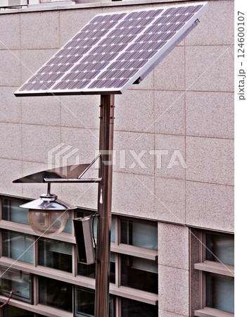 solar panels that illuminate streetlights 124600107