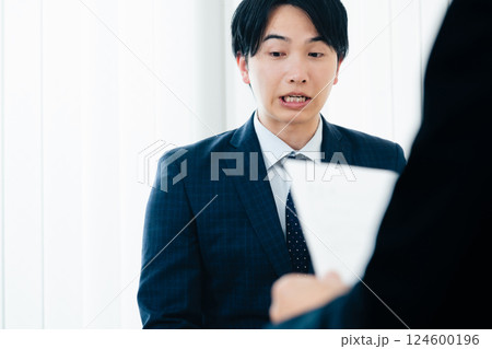面談で緊張するビジネスマン 124600196