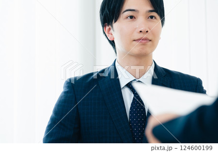 面談で緊張するビジネスマン 124600199