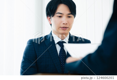 面談で緊張するビジネスマン 124600201