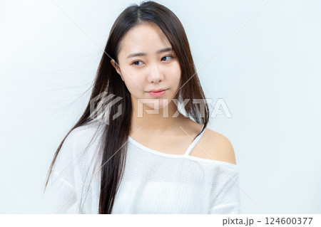 若い女性のヘアケアイメージ 若い女性のヘアケアイメージ 124600377