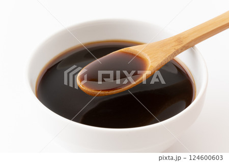 スプーンですくった中濃ソースのクローズアップ スプーンですくった中濃ソースのクローズアップ 124600603