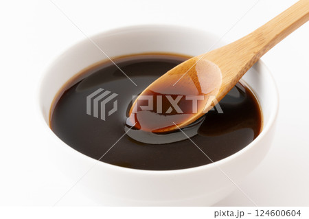 スプーンですくった中濃ソースのクローズアップ 124600604