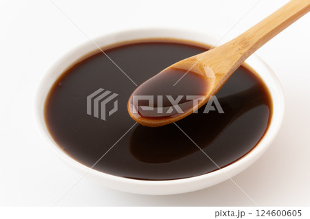スプーンですくった中濃ソースのクローズアップ 124600605