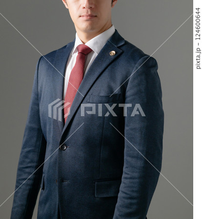 男性弁護士　スーツ　 124600644