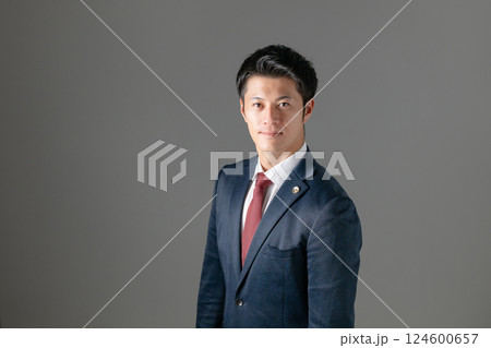 男性弁護士　スーツ　 124600657