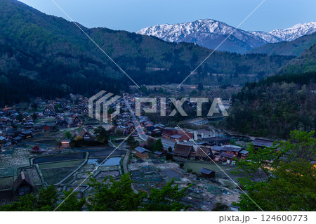 世界遺産　白川郷（白川村）　夜明け前の展望台からの田園風景（田植え前）　5月 124600773