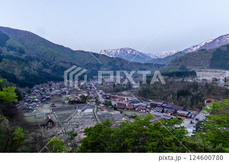 世界遺産 白川郷(白川村) 夜明け前の展望台からの田園風景(田植え前) 5月 世界遺産 白川郷(白川村) 夜明け前の展望台からの田園風景(田植え前) 5月 124600780