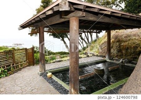【南房総市 房総の秘湯 旅館「弁天鉱泉」露天風呂(影向の湯)と相模灘】 【南房総市 房総の秘湯 旅館「弁天鉱泉」露天風呂(影向の湯)と相模灘】 124600798