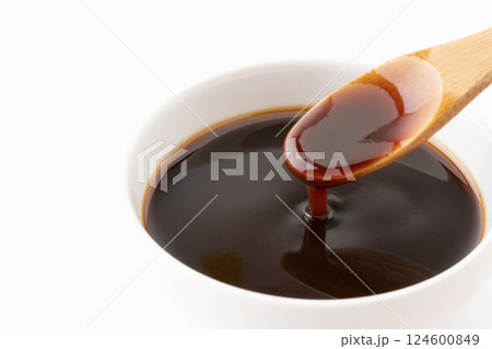 スプーンから垂らした中濃ソースのクローズアップ 124600849