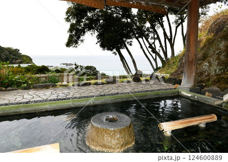 【南房総市 房総の秘湯 旅館「弁天鉱泉」露天風呂(影向の湯)と相模灘】 【南房総市 房総の秘湯 旅館「弁天鉱泉」露天風呂(影向の湯)と相模灘】 124600889