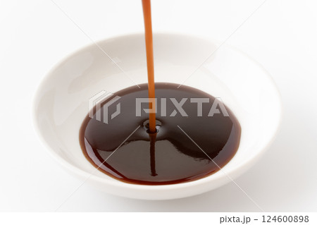 小皿に注ぐ中濃ソース 124600898