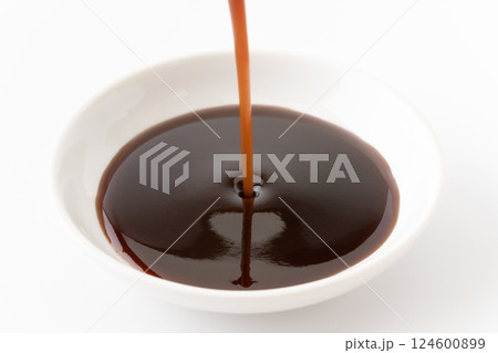 小皿に注ぐ中濃ソース 124600899