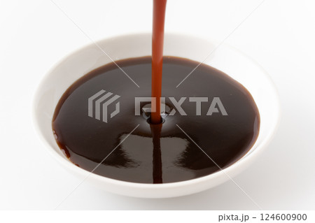 小皿に注ぐ中濃ソース 124600900