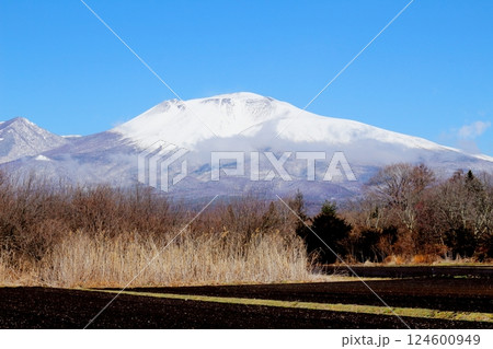 3月の冠雪の浅間山 信州の山々 信州の自然 3月の冠雪の浅間山 信州の山々 信州の自然 124600949