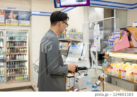 買い物をする男性 買い物をする男性 124601165