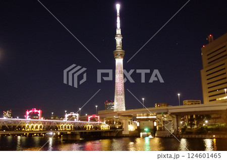 浅草,隅田川から見たスカイツリー夜景風景 124601465