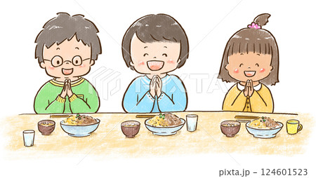 食事をする子ども達 124601523