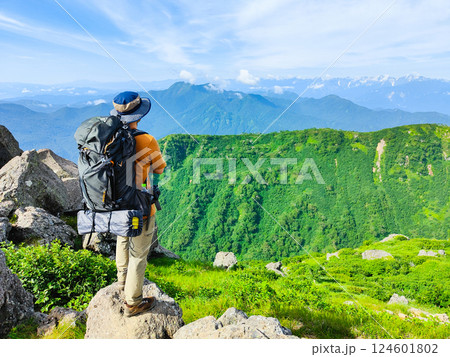 夏の火打山・妙高山登山（妙高山南峰から高妻山・北アルプスを望む） 124601802