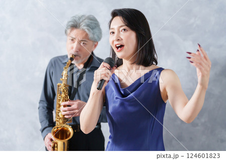 ジャズサックスプレイヤーとシンガー 124601823