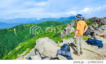 夏の火打山・妙高山登山（妙高山南峰から北アルプス方面を望む） 124601833