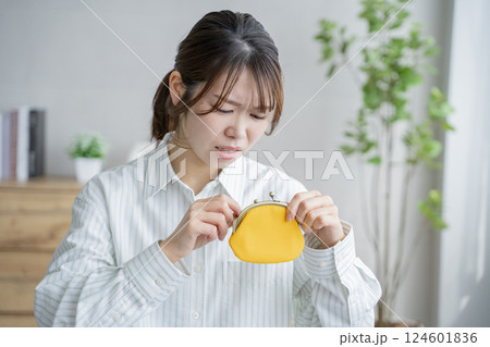 財布を持つ女性 金欠 節約 財布を持つ女性 金欠 節約 124601836