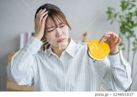 財布を持つ女性　金欠　節約 124601837