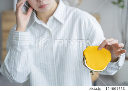 財布を持つ女性 金欠 節約 財布を持つ女性 金欠 節約 124601838