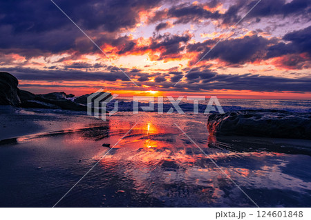 Sunrise at the beach 124601848