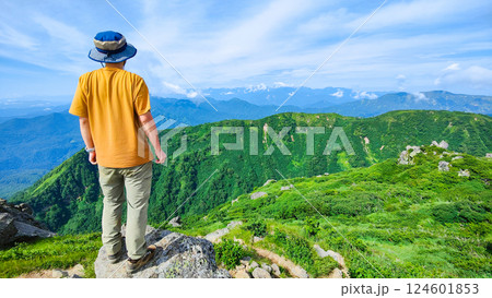 夏の火打山・妙高山登山（妙高山南峰から北アルプス方面を望む） 124601853