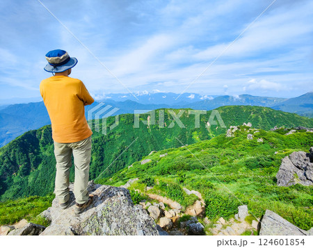 夏の火打山・妙高山登山（妙高山南峰から北アルプス方面を望む） 124601854