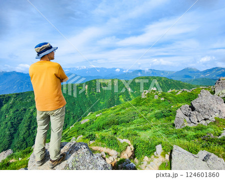 夏の火打山・妙高山登山（妙高山南峰から北アルプス方面を望む） 124601860