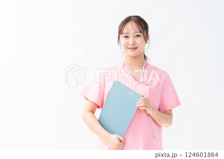 手で案内をする若い医療従事者 124601864