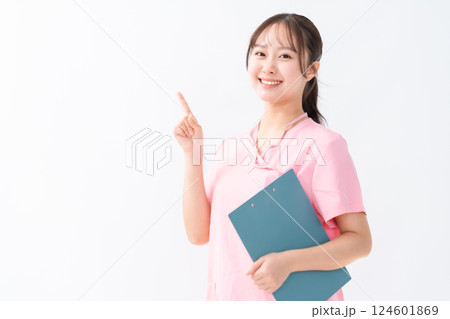 指差しポーズをする若いドクター 指差しポーズをする若いドクター 124601869