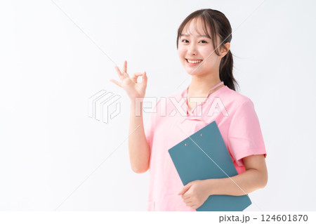 OKポーズをする若いドクター OKポーズをする若いドクター 124601870