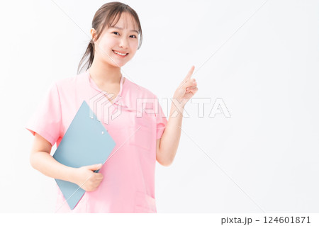 指差しポーズをする若いドクター 124601871