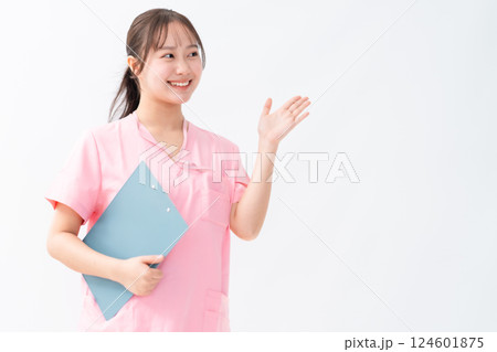 手招きでご案内するの医療従事者 124601875