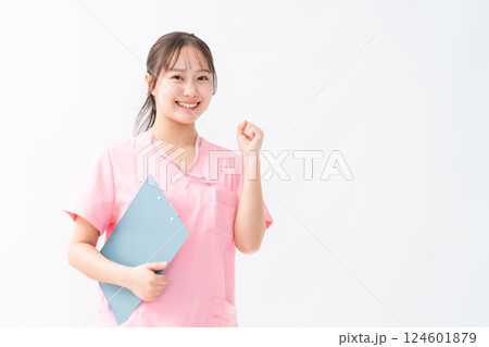 ガッツポーズの医療従事者 124601879