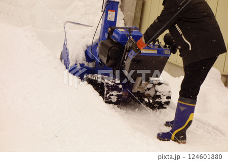 家の近辺を除雪作業をする豪雪地帯の人 124601880