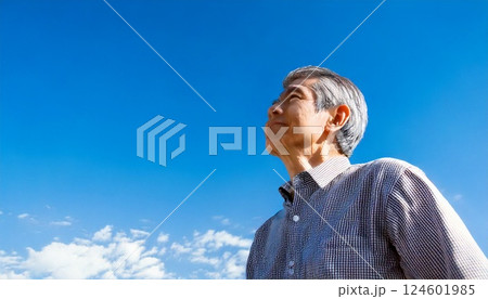 青空を見上げる70代のシニア男性 124601985