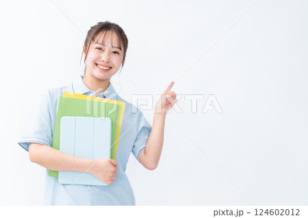 指差しポーズのポロシャツ姿の女子学生 124602012