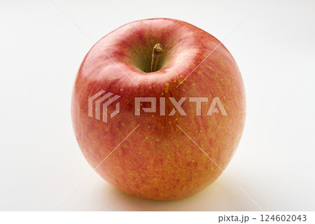 色鮮やかな赤いりんご 124602043